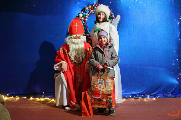 Mikołaj, śnieg i radość dzieci